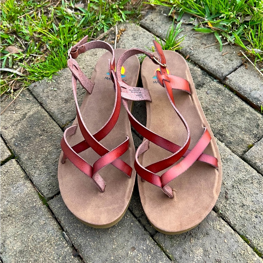 Maui Island Wahoo Sandals. Size 9. Cognac.